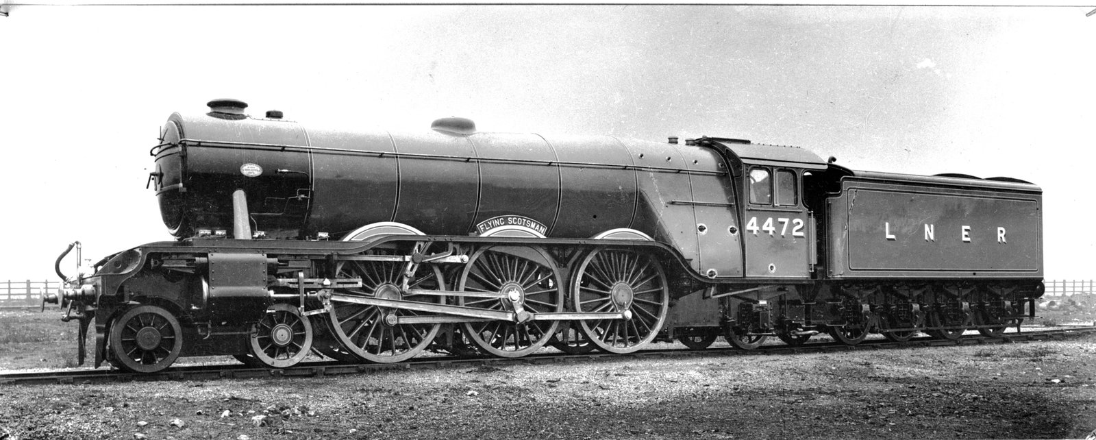LNER Class A3 No. 4472 Flying Scotsman, straight-on side profile